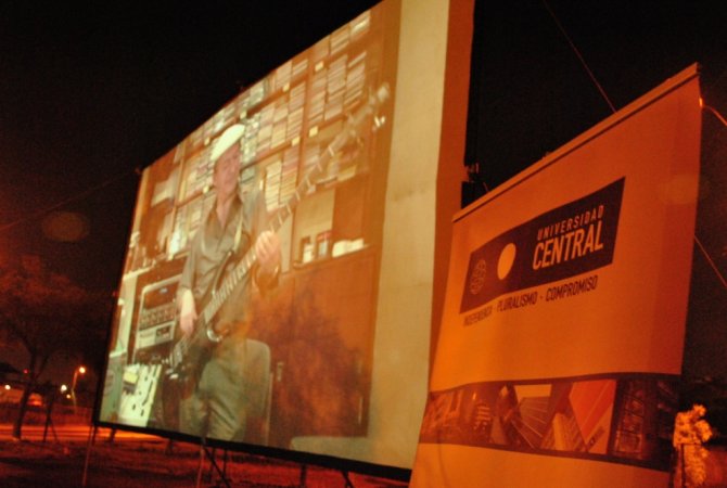 FACOM le dio una noche de cine a cielo abierto a vecinos de San Joaquín