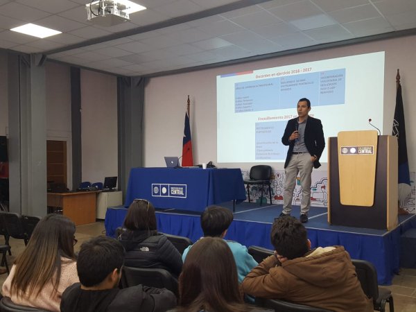 Estudiantes y comunidad educativa aclaran inquietudes en seminario sobre la carrera docente