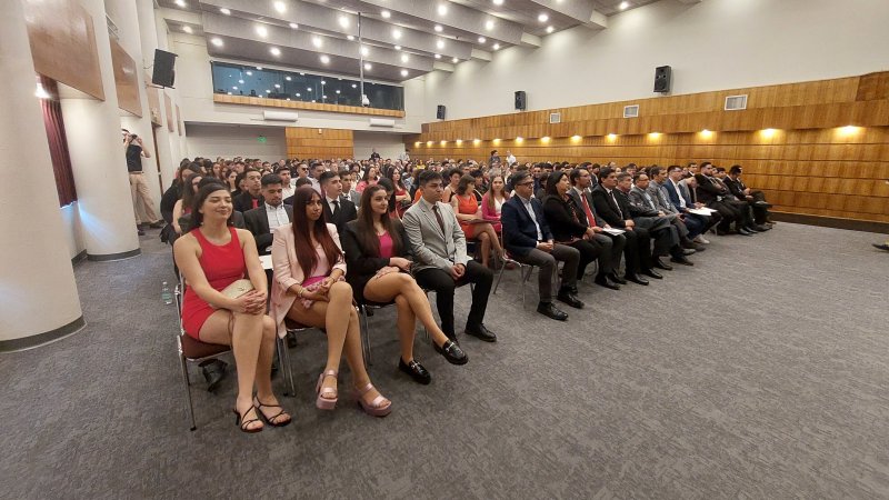Entre aplausos y felicitaciones, egresados de Administración Pública y Ciencia Política recibieron sus títulos