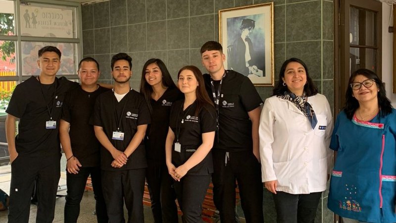 Equipo de estudiantes y docentes de Kinesiología realizaron diagnósticos en establecimientos educacionales