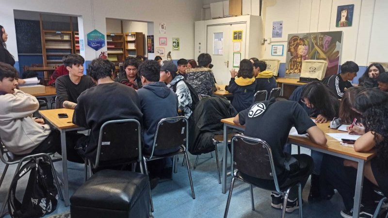 En Liceo de Recoleta se implementó juego “Sexoeducando” para promover la salud sexual integral con adolescentes