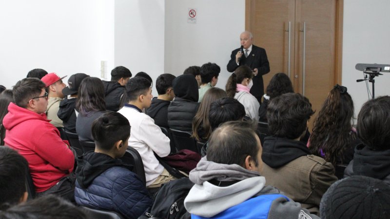 Rector Santiago González dictó una charla a estudiantes de Geología e Ingeniería Civil en Minas