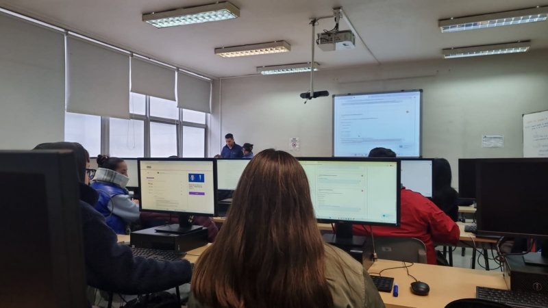 Estudiantes trabajaron con centro de negocios Sercotec en formalización de empresas