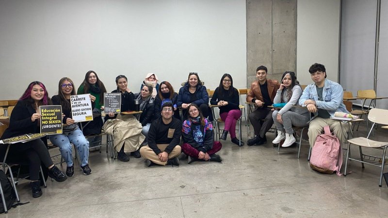 Proyecto InES Género se reúne con estudiantes de segundo año de psicología vespertino