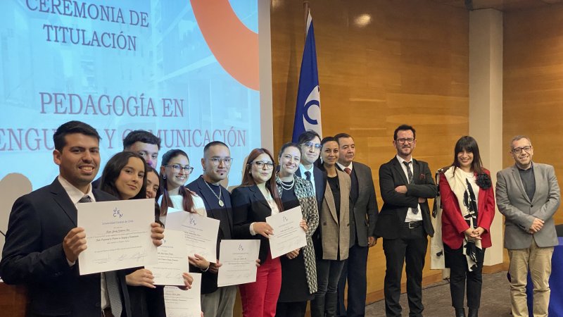 Primera generación de egresados de Pedagogía en Lenguaje y Comunicación, recibe su título profesional