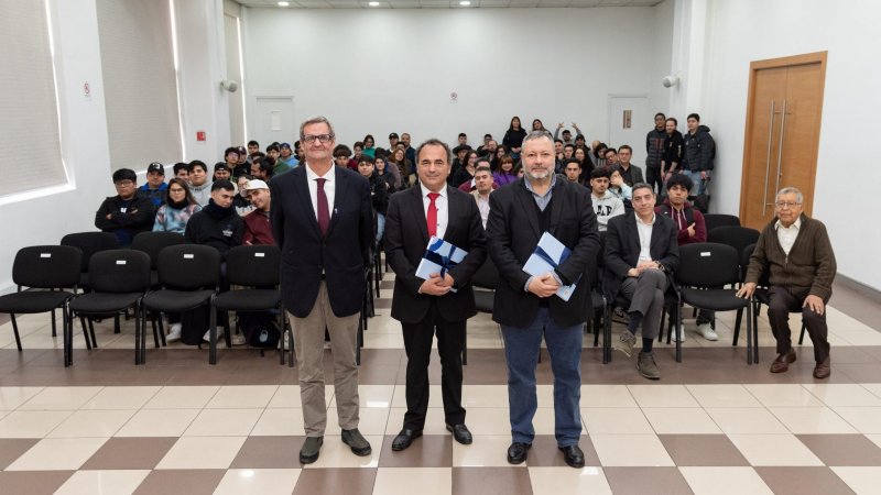 Subsecretario MOP y Director de Vialidad exponen avances del Puente Chacao en la FINARQ