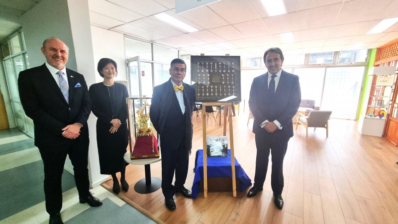 Kotra Santiago donó históricos objetos a la sección “Window on Korea” de la biblioteca de la Universidad Central