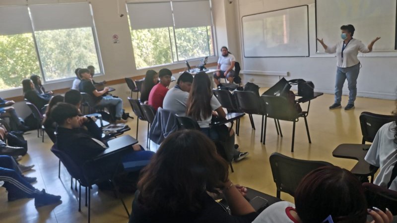 Carrera de Geología recibe a estudiantes de Escuela Consolidada de Puente Alto