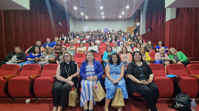 Carrera de Publicidad realizó ceremonia de cierre de la Escuela de Mujeres y Comunicación 2024 con el conversatorio “Mujeres, violencias e iglesias”