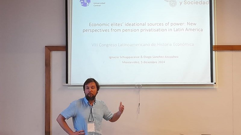 Investigador del ESOC, Ignacio Schiappacasse, presentó su trabajo sobre fuentes ideacionales de poder en el VIII CLADHE en Montevideo