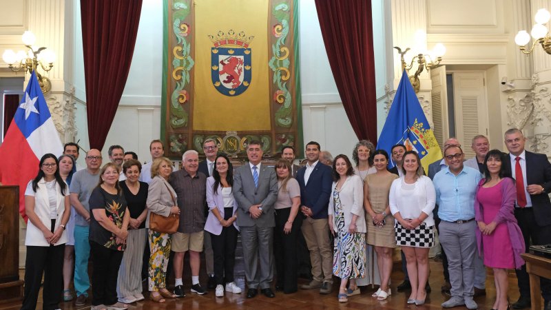 Decano Uwe Rohwedder participa de reunión junto al alcalde de Santiago, Mario Desbordes