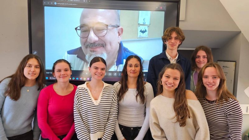 Pedagogía en Inglés dicta clase sobre historia de Chile para prestigioso colegio británico