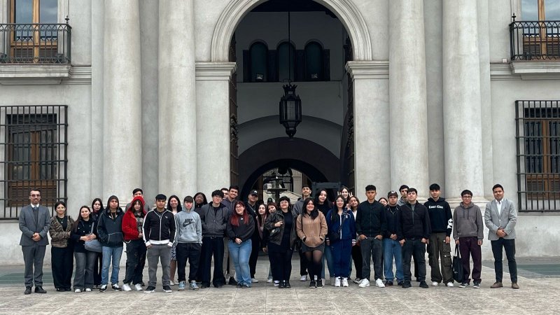 Estudiantes de primer año de Administración Pública culminaron sus dos semanas de inducción con visita al Palacio de La Moneda