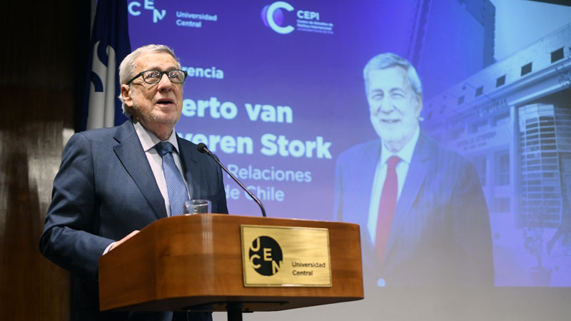 Canciller van Klaveren reflexionó en la UCEN sobre política exterior en tiempos de incertidumbre global