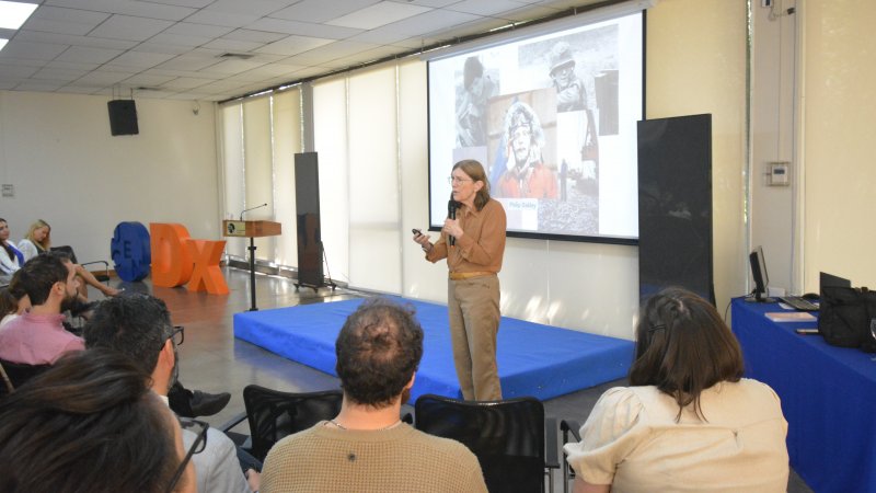 Bárbara Oakley dictó charla magistral en la U. Central sobre los desafíos del aprendizaje en la era de la inteligencia artificial